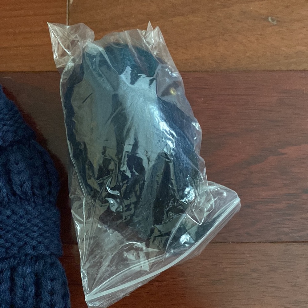 Blue knit hat - Picture 2 of 3